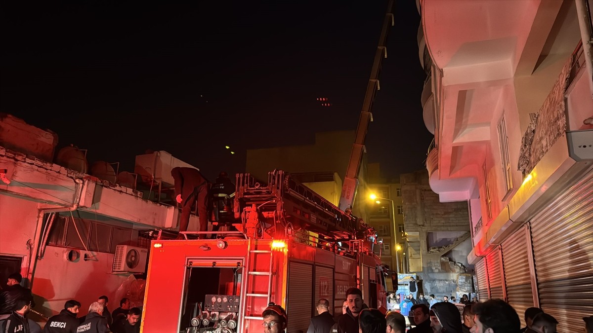 Siirt'in Kurtalan ilçesinde bir binada çıkan yangında dumandan etkilenen apartman sakinleri...