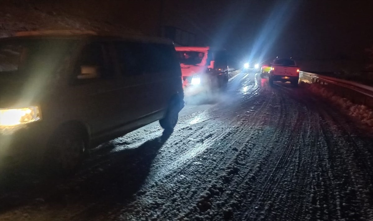 Siirt'in Pervari, Şirvan ve Eruh ilçelerinde kar yağışı nedeniyle 84 yerleşim biriminin yolu...