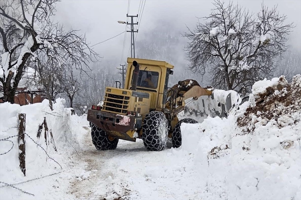 Sinop'ta kar yağışı nedeniyle kapanan 14 köy yolunun ulaşıma açılması için çalışmalar devam...