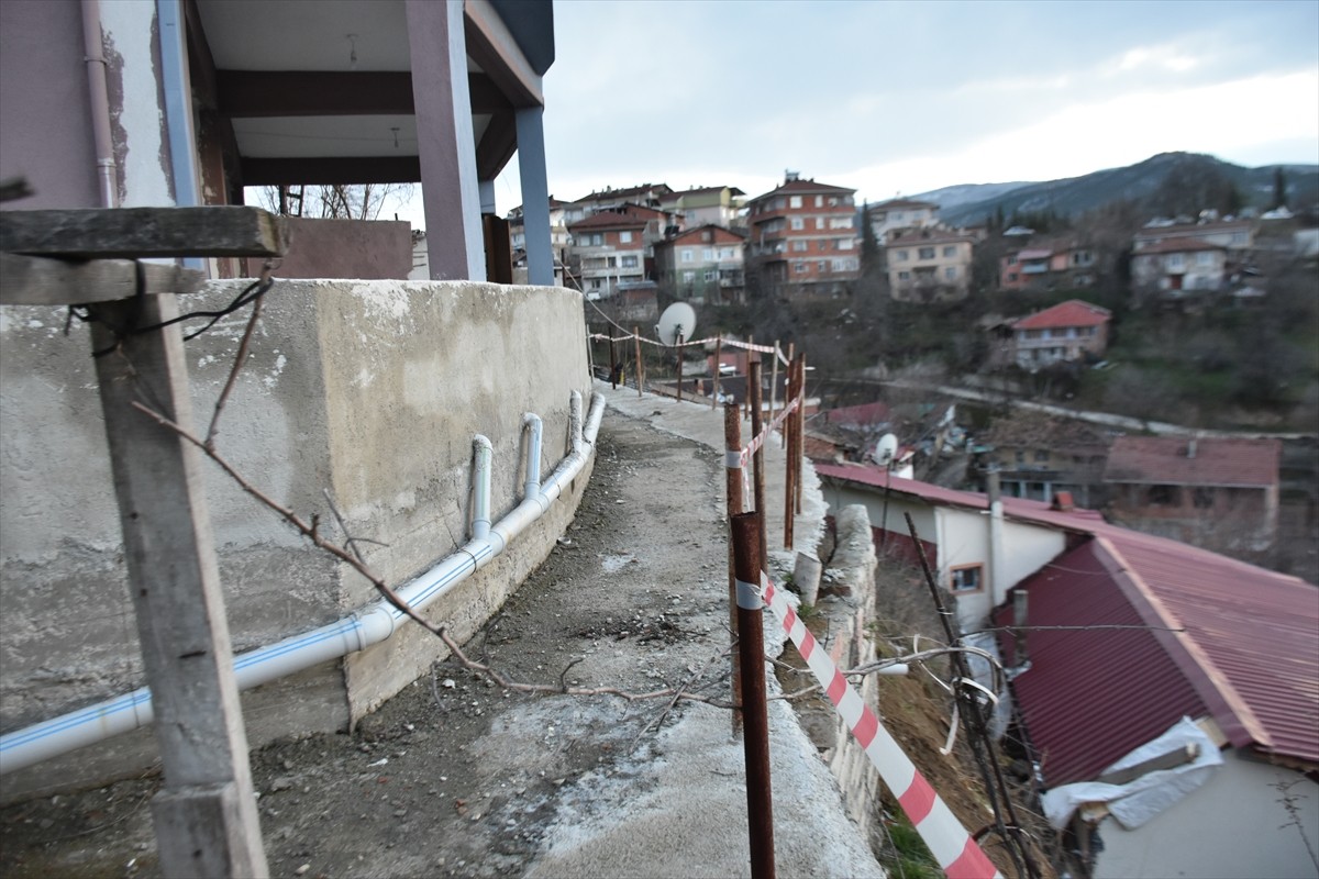 Sinop'un Boyabat ilçesinde istinat duvarının çökmesinin ardından 3 katlı apartman ile bir ev...