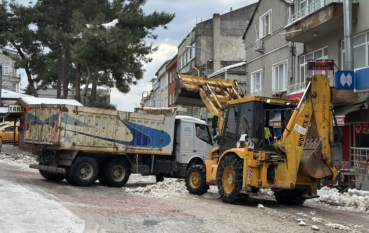 Sinop ve Kastamonu'da kar nedeniyle 339 yerleşim birimine ulaşım sağlanamıyor. Sinop'un Gerze...