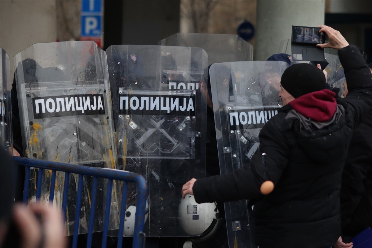 Sırbistan'da 1 Kasım 2024'te beton sundurmanın çökmesi sonucu 15 kişinin hayatını kaybettiği...