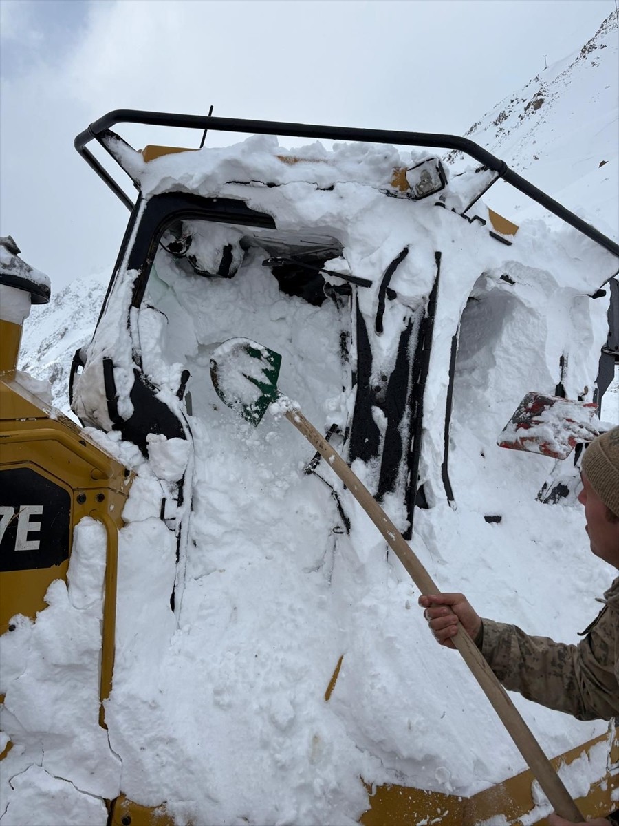Şırnak'ın Beytüşşebap ilçesinde karla mücadele çalışmaları sırasında iş makinesinin üzerine çığ...