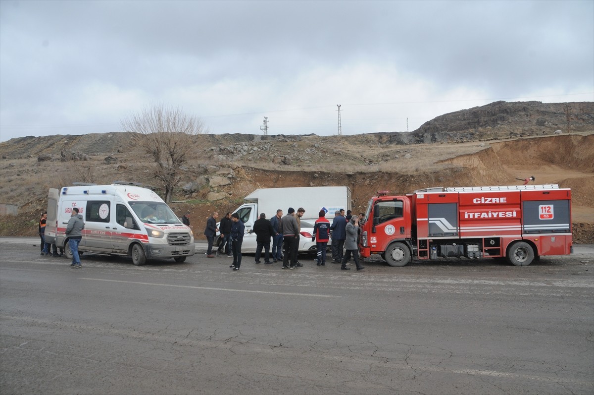 Şırnak'ın Cizre ilçesinde otomobil ile kamyonetin çarpışması sonucu 1'i çocuk 5 kişi yaralandı....