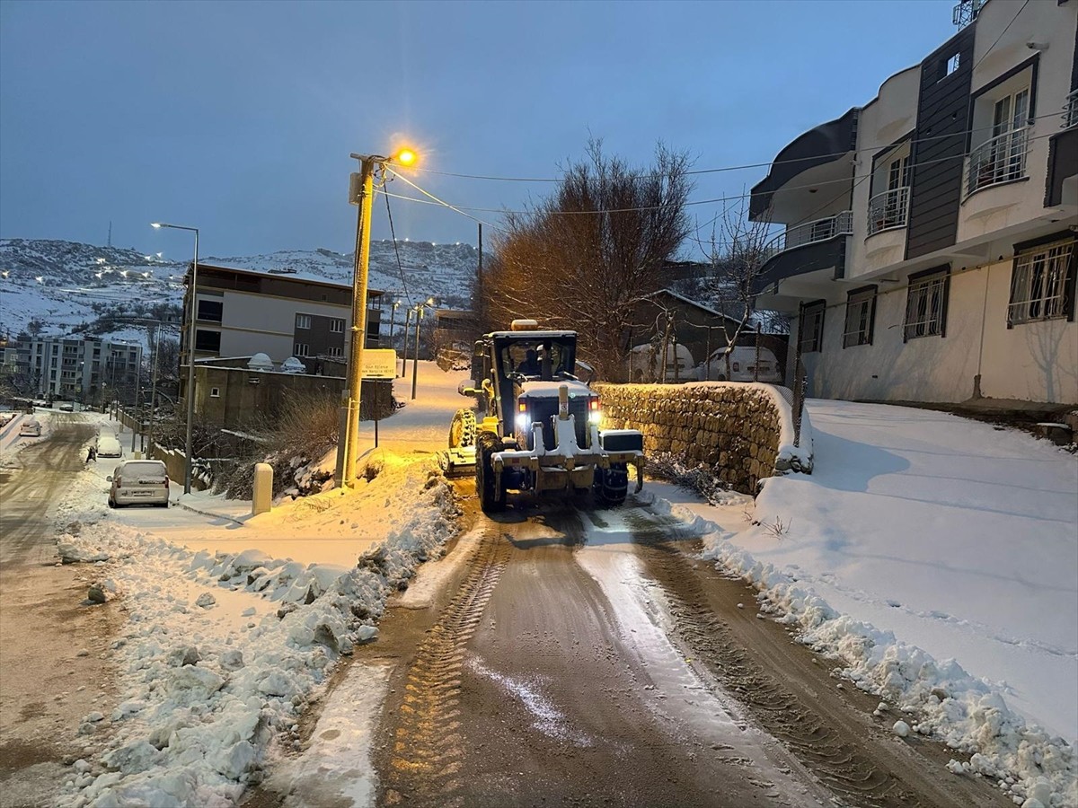 Şırnak'ta dün başlayan ve etkisini sürdüren kar yapışı ve tipi nedeniyle kent merkezine bağlı 2...