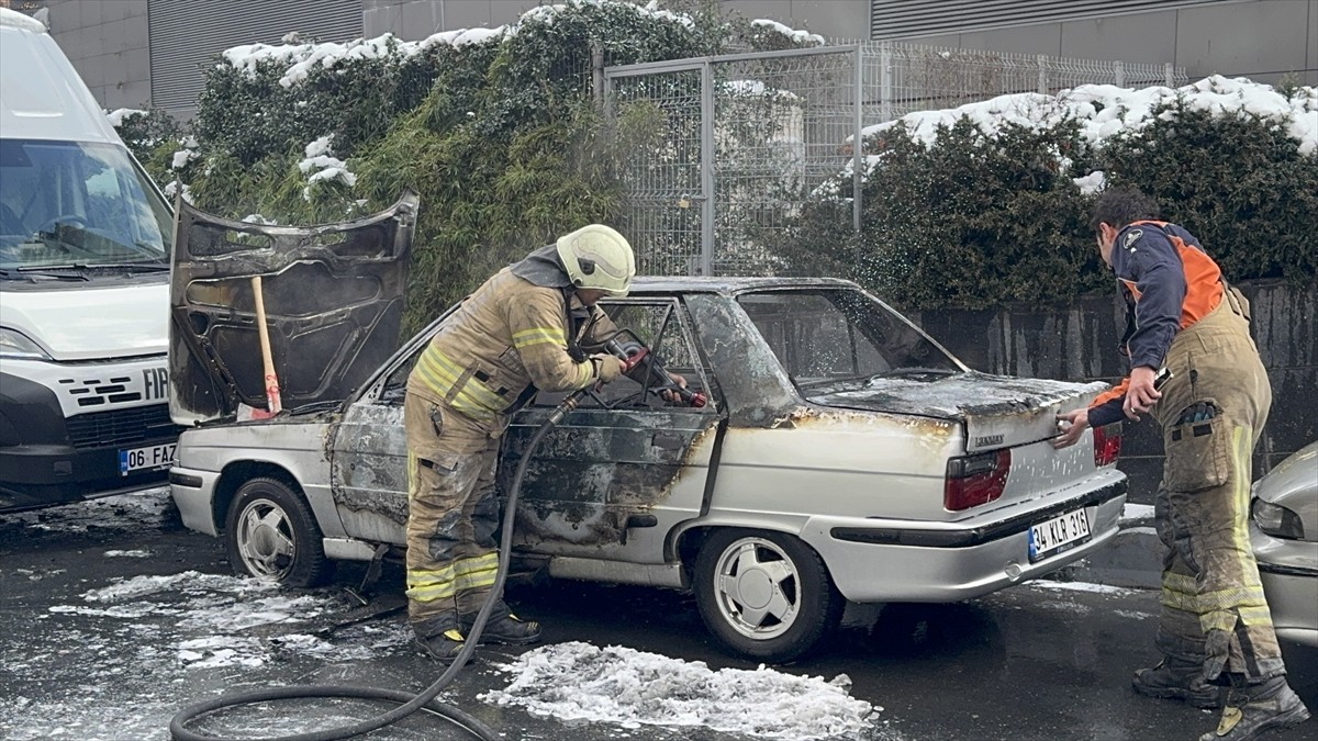Şişli'de park halindeki otomobilde çıkan yangın itfaiye ekiplerince söndürüldü.