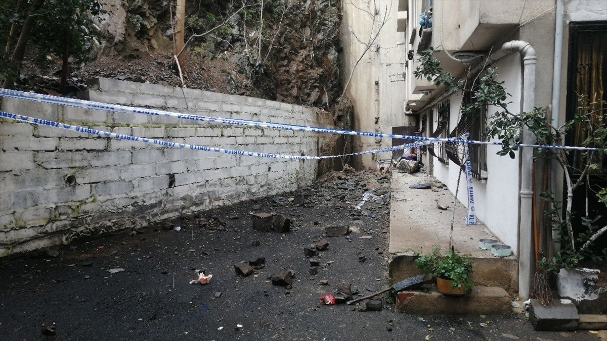 Şişli'de yağışın etkisiyle yamaçtan kopan kaya parçaları, yaklaşık 15 metre yükseklikten, bir...