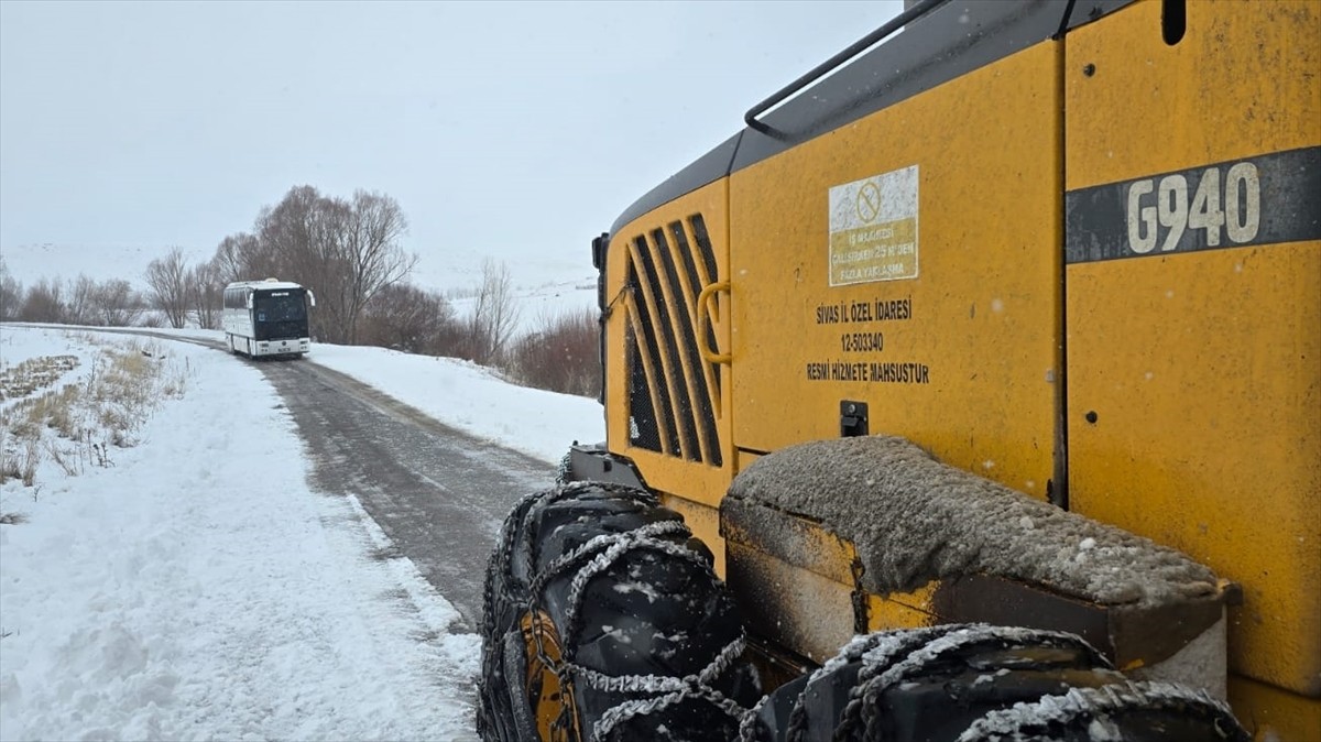 Sivas'ın Şarkışla ilçesinde, cenazelerini defnetmek üzere köye götürmek isteyen vatandaşların...