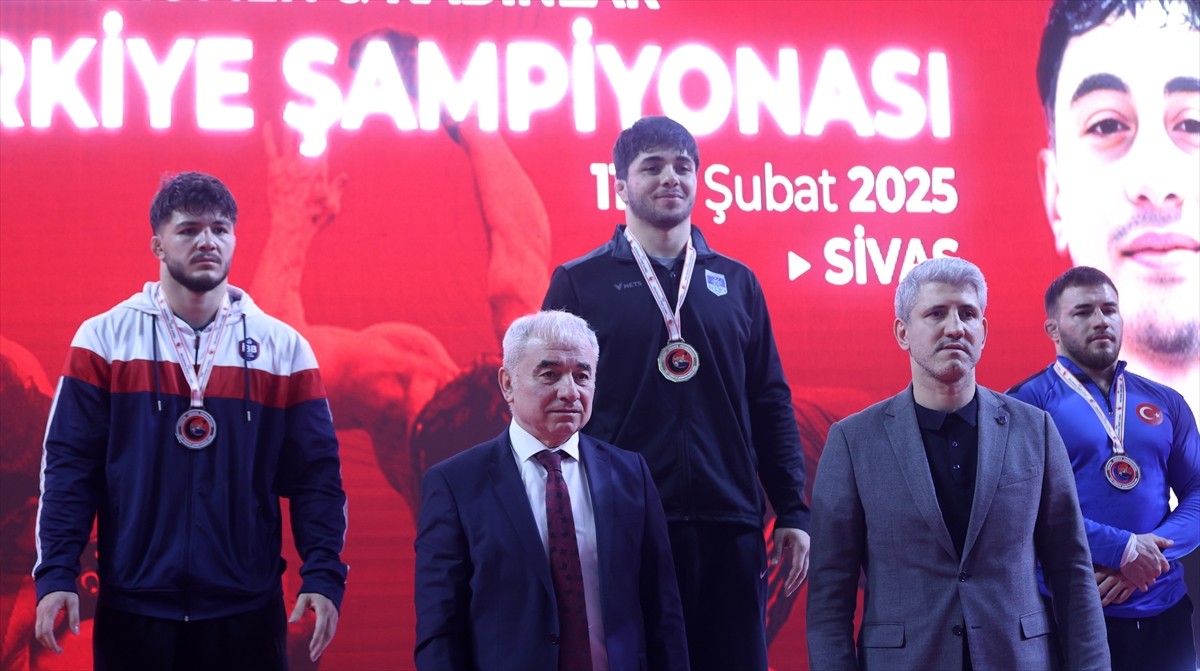 Sivas'ta organize edilen 23 Yaş Altı Türkiye Güreş Şampiyonası'nın serbest kategorisi madalya...