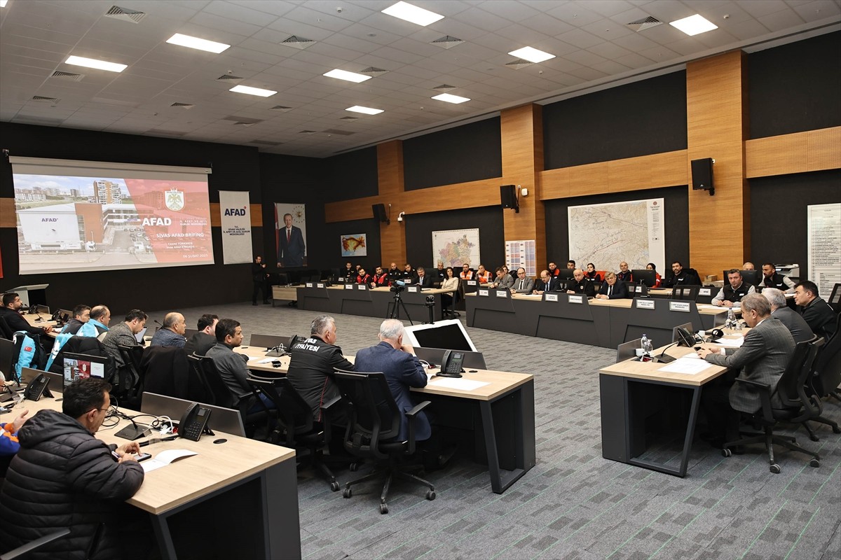 Sivas Valisi Yılmaz Şimşek (ortada), kentte etkili olan kar ve tipi nedeniyle 646 köy yolunun...