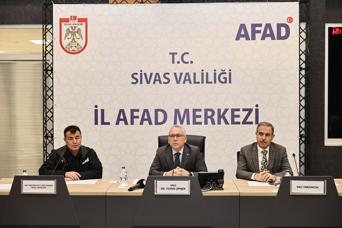 Sivas Valisi Yılmaz Şimşek (ortada), kentte etkili olan kar ve tipi nedeniyle 646 köy yolunun...