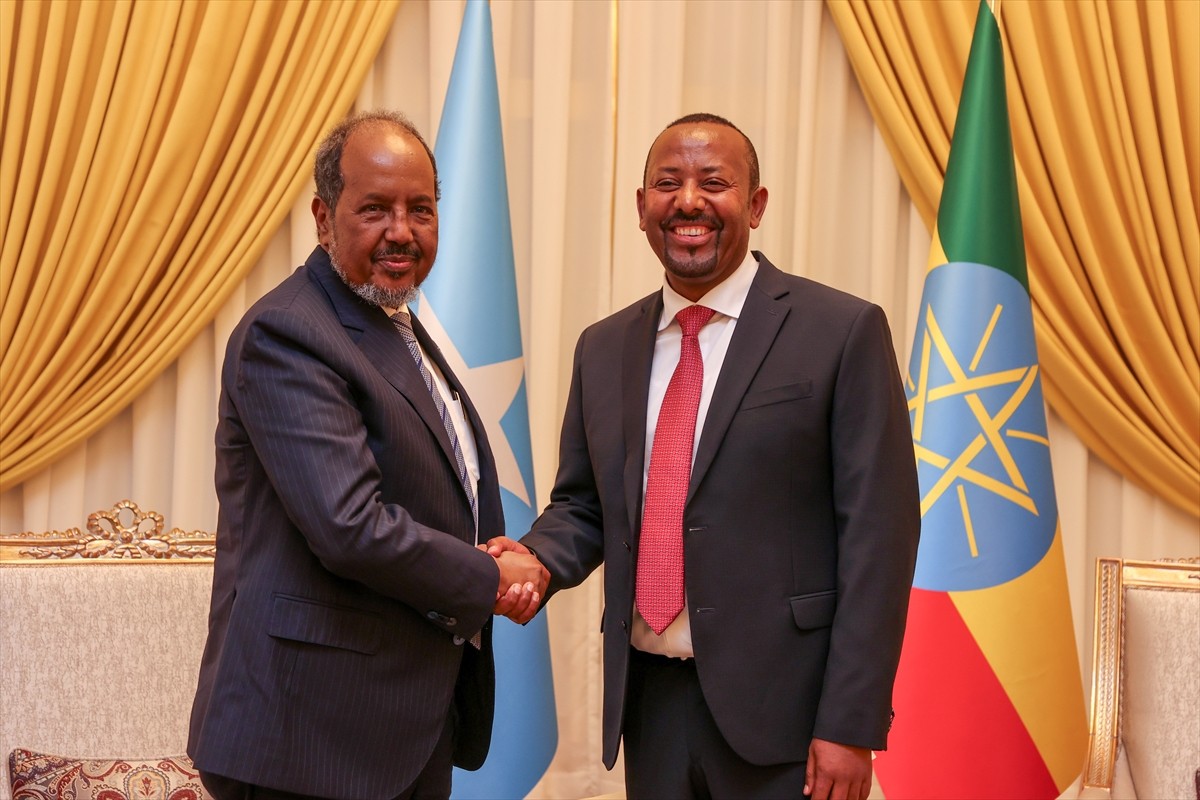 Somali Cumhurbaşkanı Hasan Şeyh Mahmud (solda), 38. Afrika Birliği Zirvesi kapsamında...