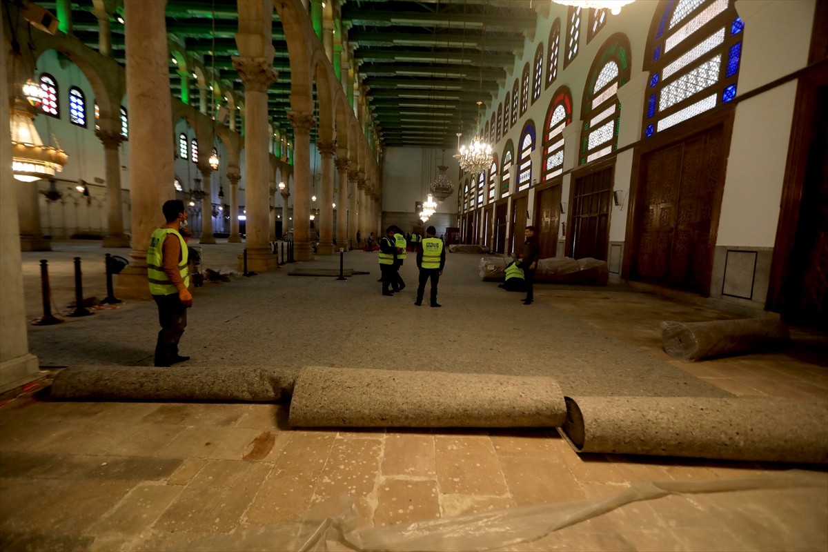 Suriye'nin başkenti Şam'daki Emevi Camisi'nin ibadete açılan bölümünde bulunan halılar...