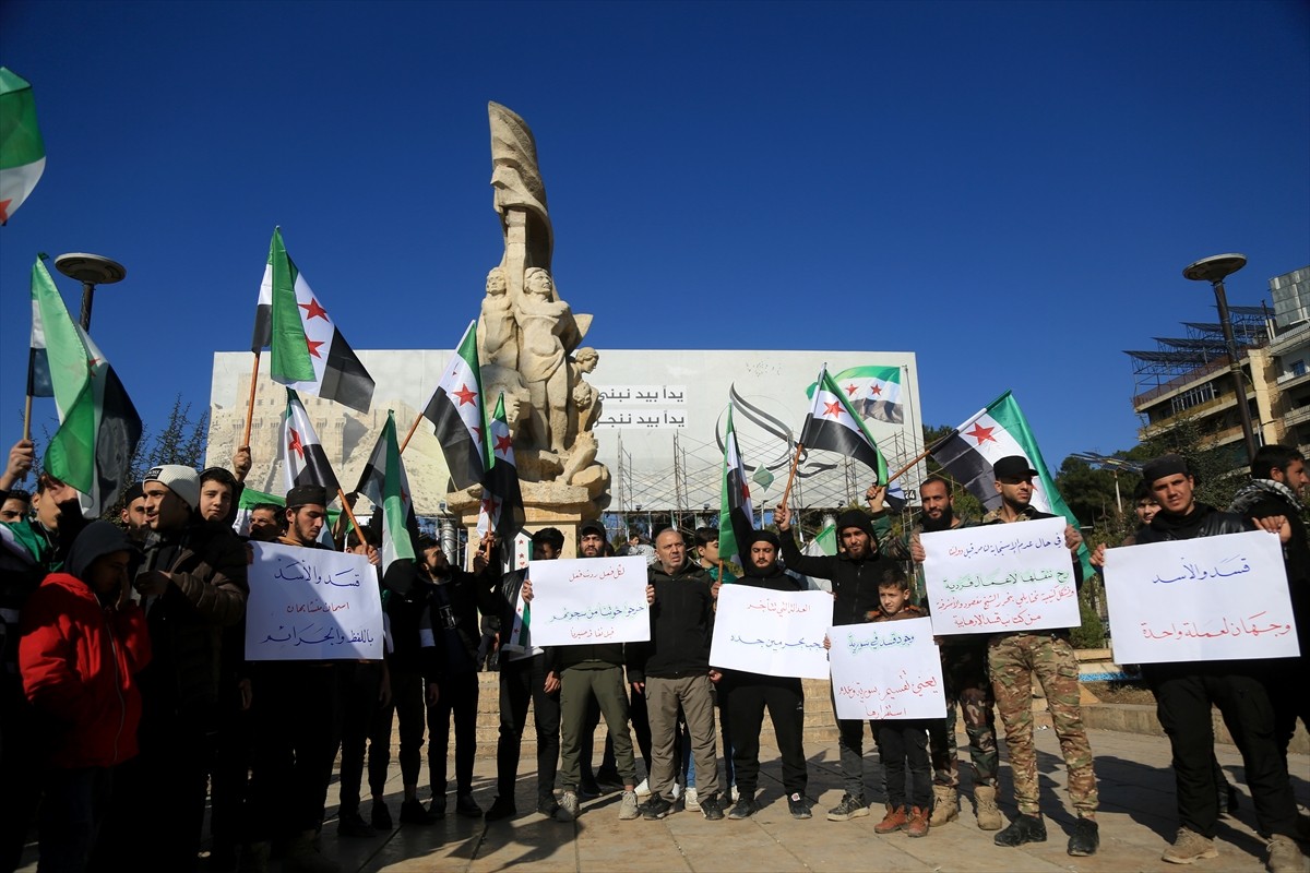 Suriye'nin Halep ilinde bir araya gelen protestocular, ülkenin tamamını PKK/YPG'li teröristlerden...