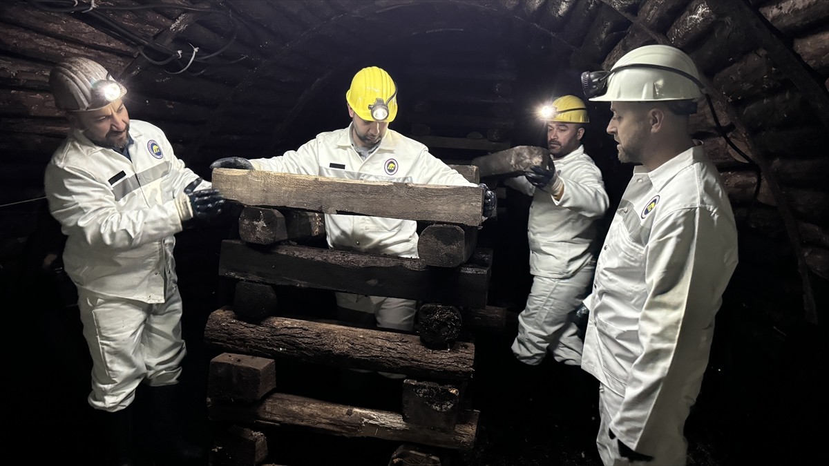 Taş kömürünü çıkarmak için öğrendikleri yöntemi Kahramanmaraş merkezli 6 Şubat 2023'te meydana...