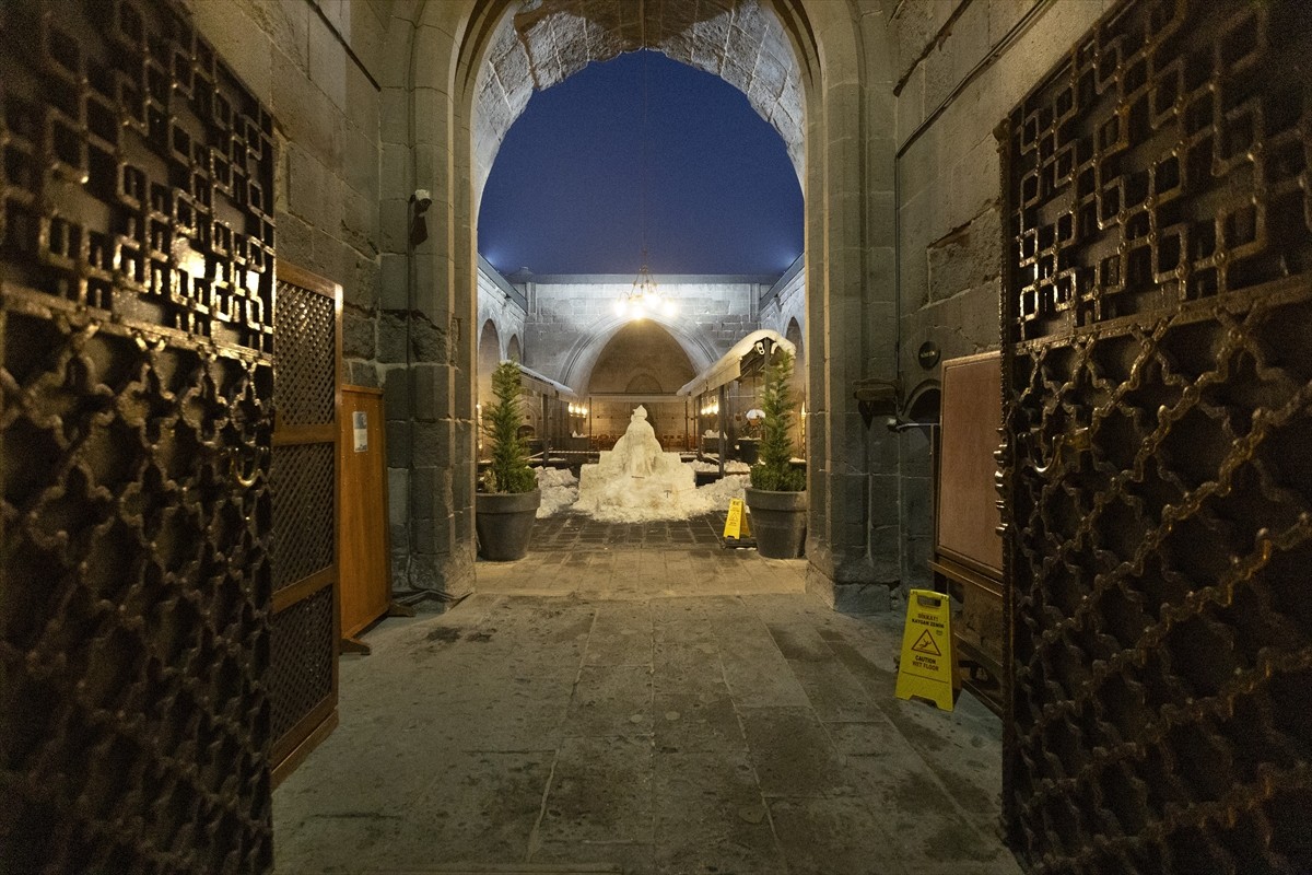 Taş oyma sanatçısı Ali Akargöl, Kayseri'deki tarihi Hunat Hatun Medresesi'nin bahçesine Anadolu...