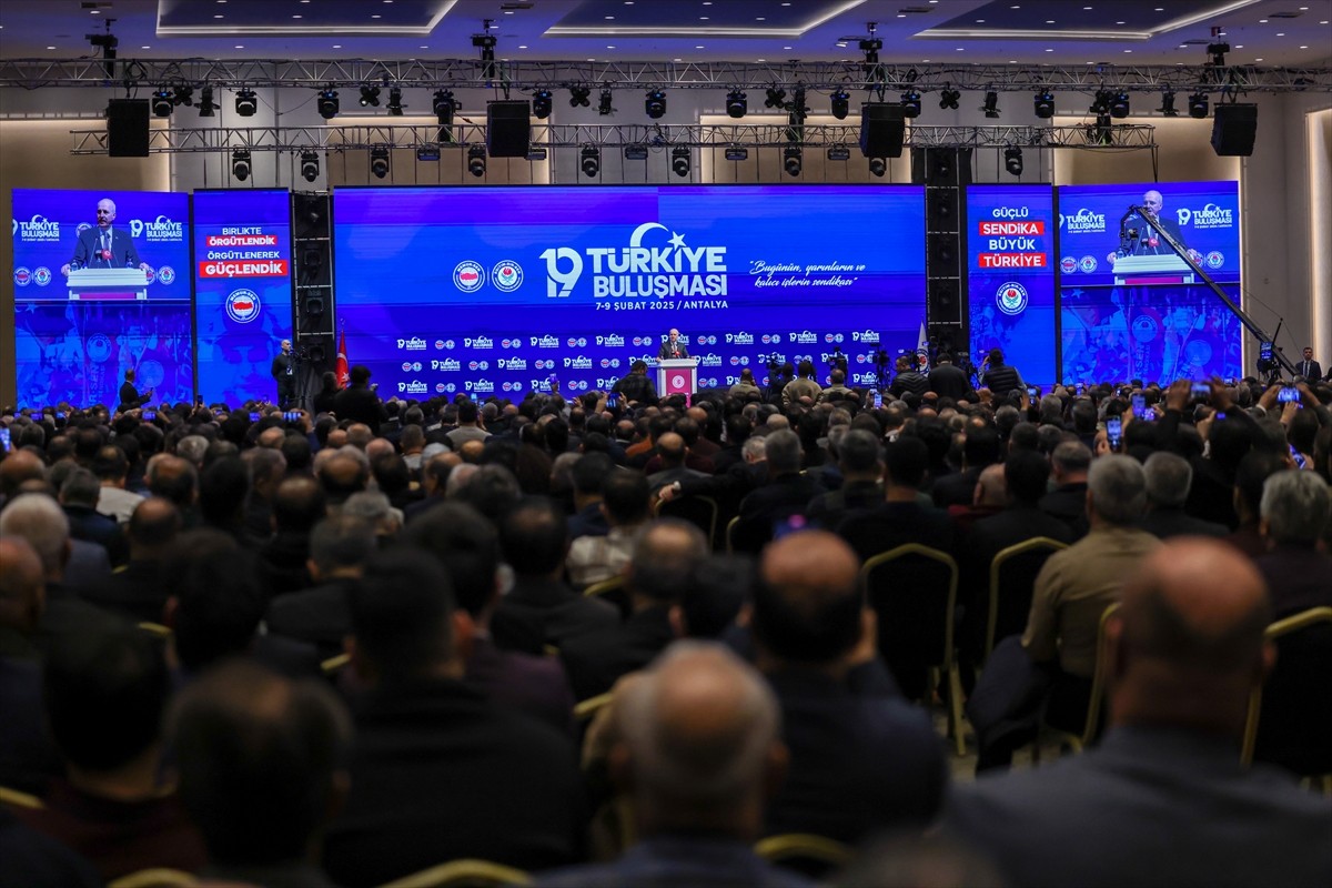 TBMM Başkanı Numan Kurtulmuş, Eğitim-Bir-Sen tarafından Serik ilçesi Belek Turizm Merkezi'ndeki...