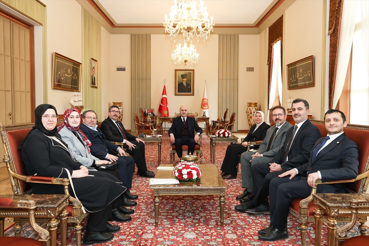 TBMM Başkanı Numan Kurtulmuş, Hukuki Araştırmalar Derneği (HUDER) Genel Başkanı Hasan Oymak (sol...