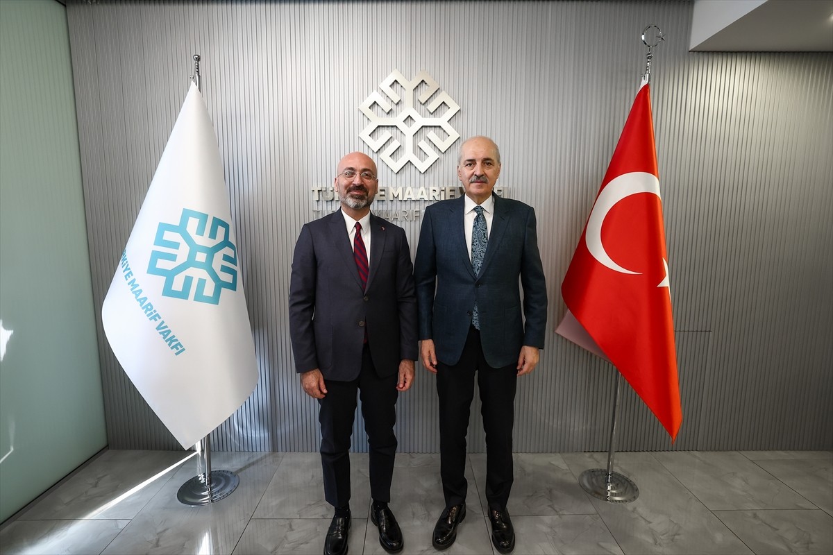 TBMM Başkanı Numan Kurtulmuş (sağda), Türkiye Maarif Vakfının Genel Merkezi'nde düzenlenen...