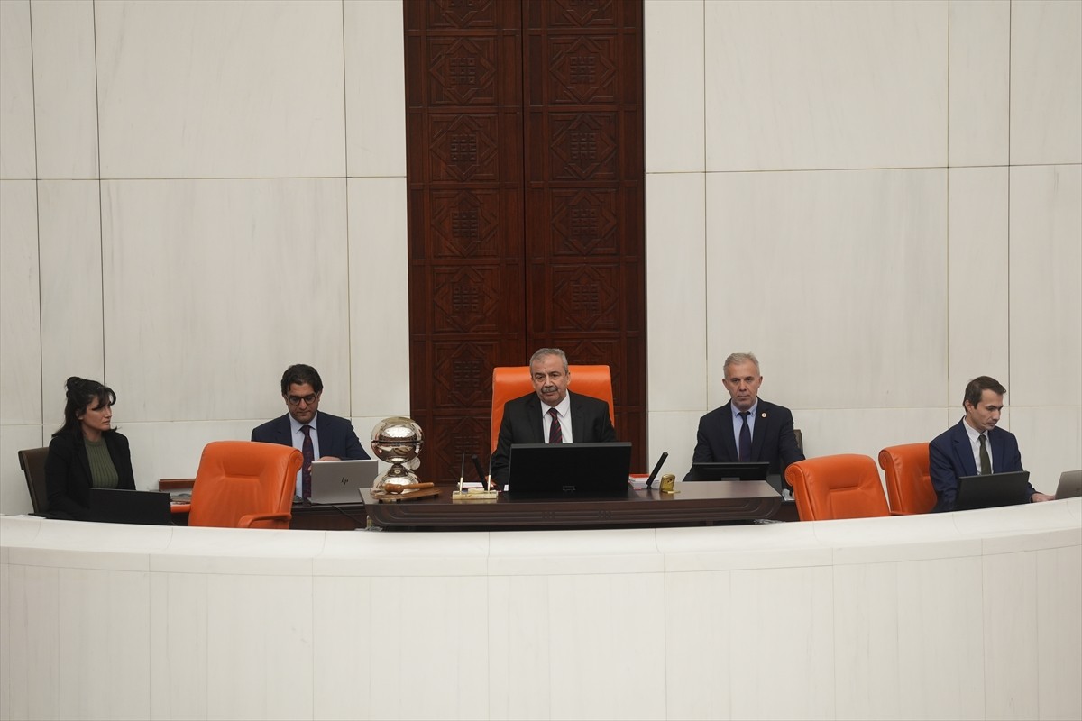 TBMM Genel Kurulu, Başkanlık Divanı teşekkül etmediği için toplanamadı. TBMM Başkanvekili Sırrı...