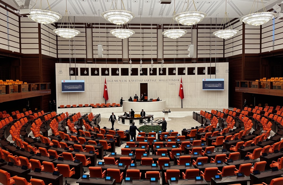 TBMM Genel Kurulu, Başkanlık Divanı teşekkül etmediği için toplanamadı. TBMM Başkanvekili Sırrı...