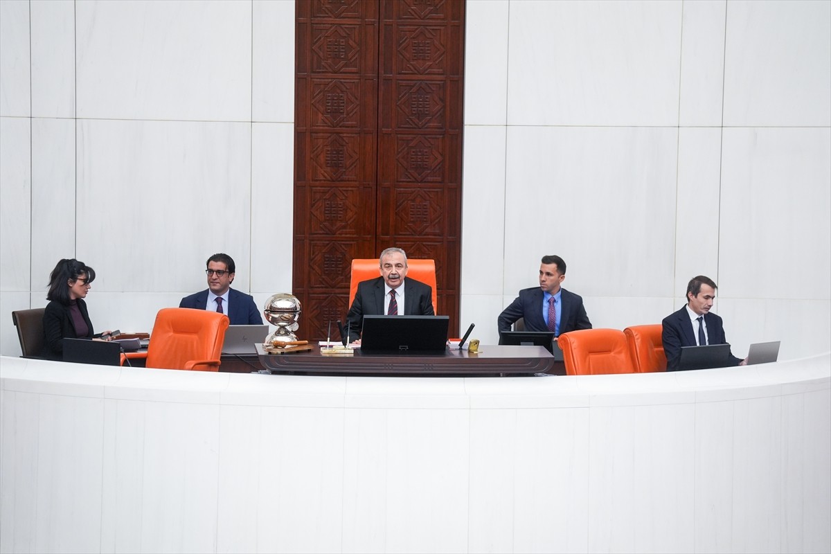 TBMM Genel Kurulu, Başkanlık Divanı teşekkül etmediği için toplanamadı. TBMM Başkanvekili Sırrı...