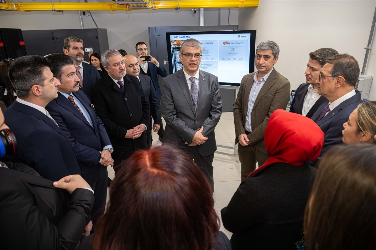 TBMM Yapay Zeka Araştırma Komisyonu Başkanı Fatih Dönmez (sol 5) ve komisyon üyeleri, TÜBİTAK...