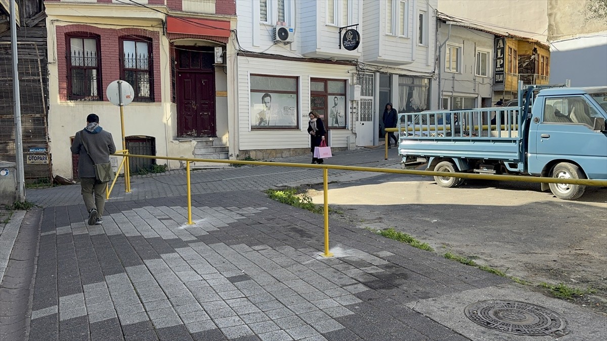 Tekirdağ'da bir kişi tapulu arazisi olduğunu iddia ederek sokak girişini bariyerle kapattı.