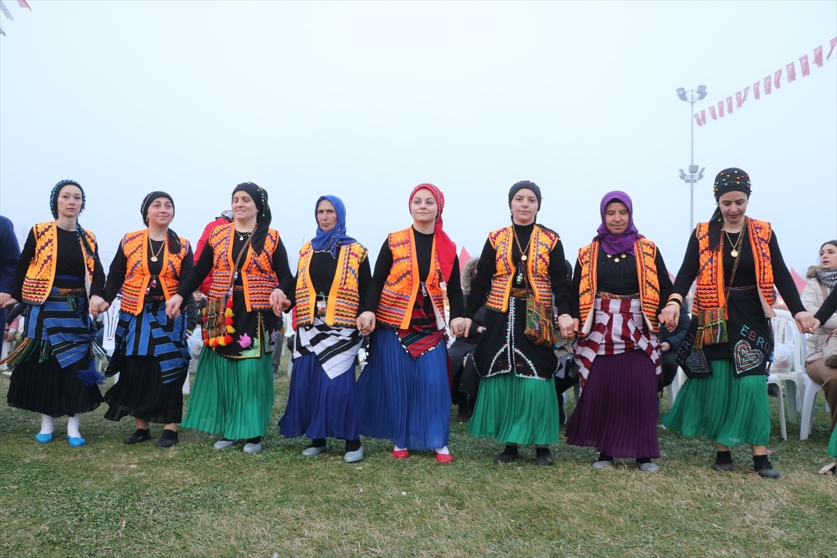 Tekirdağ'da yaşayan Karadenizli kadınlar, şenlik ve festivallerde giydikleri yöresel kıyafetlerle...