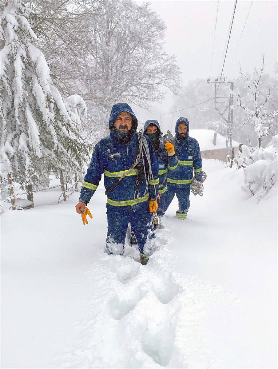 Tokat'ın Erbaa ilçesinde Çamlıbel Elektrik Dağıtım AŞ'de (ÇEDAŞ) görevli ekipler, yoğun kar yağışı...