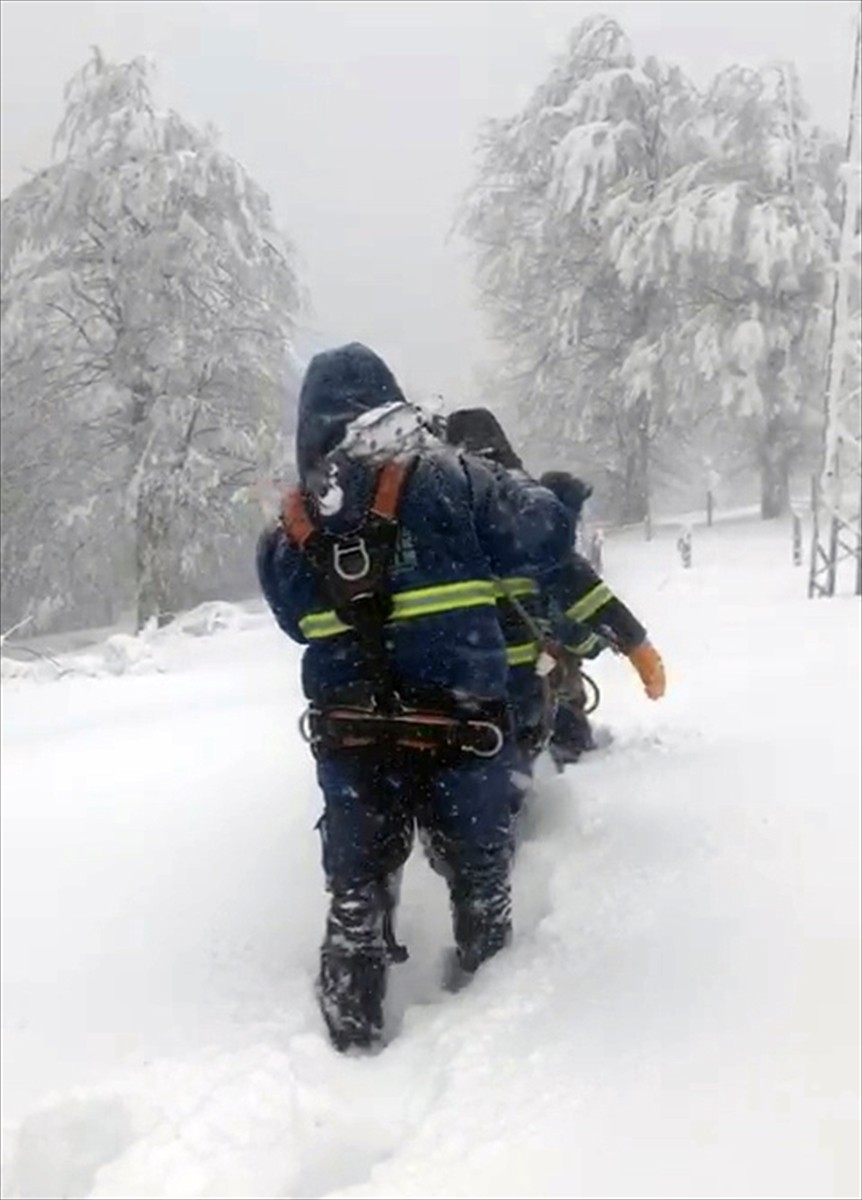 Tokat'ın Erbaa ilçesinde Çamlıbel Elektrik Dağıtım AŞ'de (ÇEDAŞ) görevli ekipler, yoğun kar yağışı...