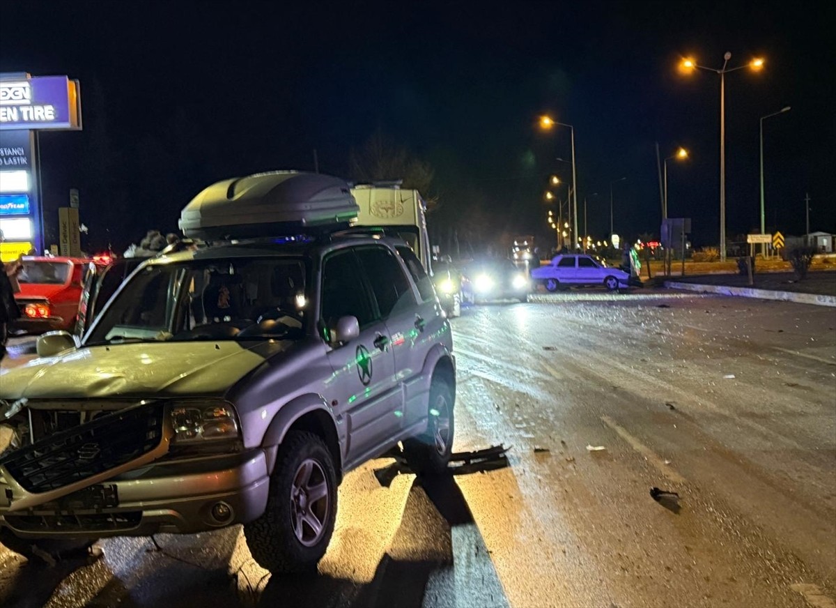 Tokat'ın Erbaa ilçesinde cip ile otomobilin çarpışması sonucu 5 kişi...