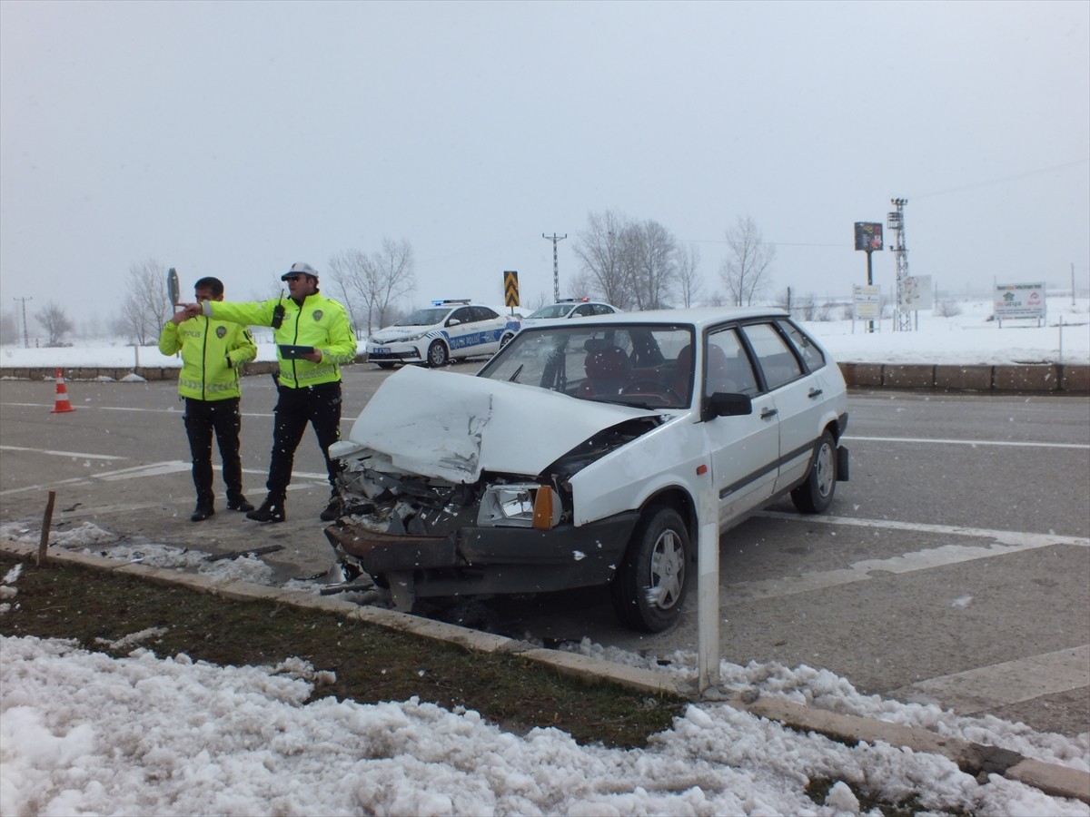 Tokat'ın Turhal ilçesinde iki otomobilin çarpışması sonucu 3 kişi yaralandı. Kaza yerine polis...