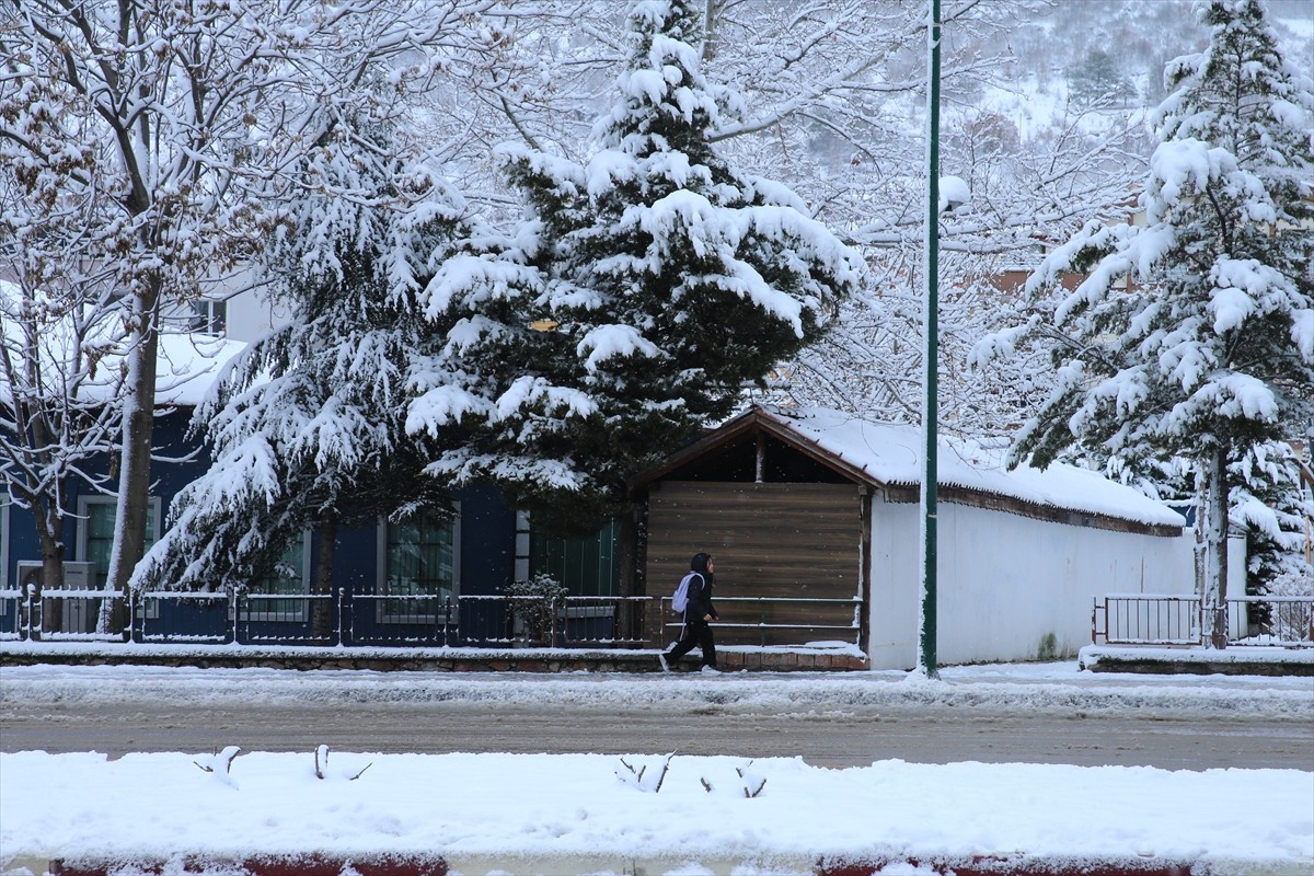 Tokat'ta gece saatlerinde başlayan kar yağışının ardından kent merkezi beyaza büründü.