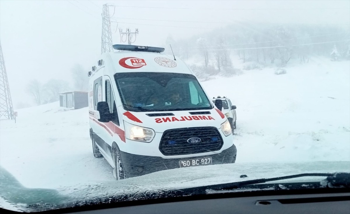 Tokat'ta kar yağışı nedeniyle yolu ulaşıma kapanan köydeki hasta, İl Özel İdaresi ekiplerince yol...