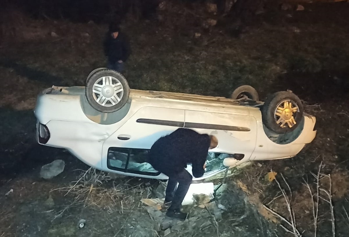 Tokat'ta otomobilin tarlaya devrilmesi sonucu 3 kişi yaralandı.