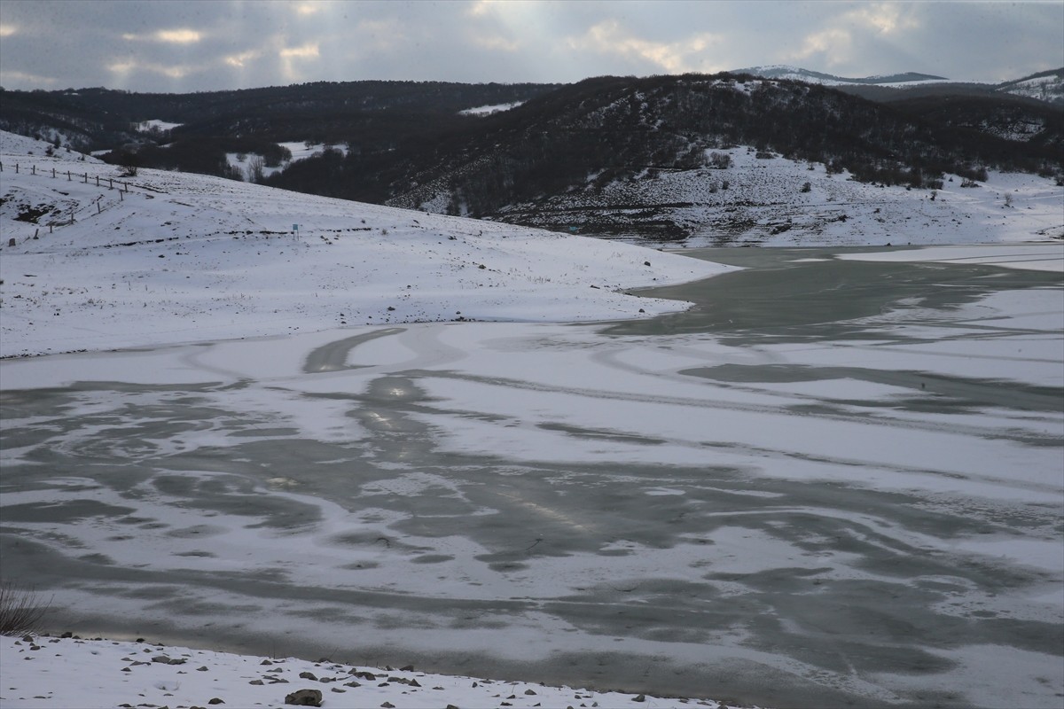 Tokat'ta soğuk hava nedeniyle Artova Göleti'nin yüzeyi buzla kaplandı.