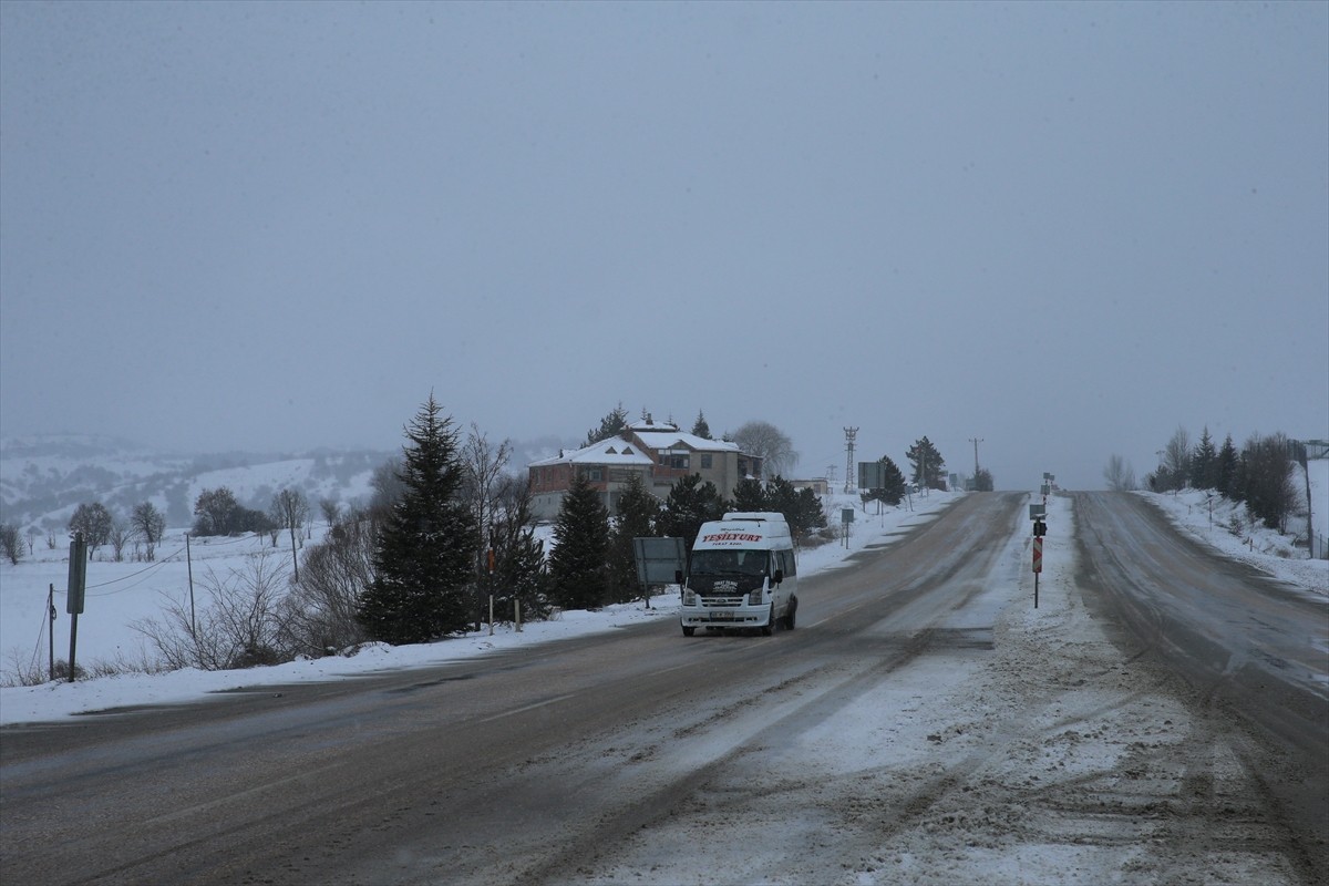 Tokat-Sivas kara yolunda kar yağışı etkili oluyor. Bölgede aralıklarla devam eden yağış sonucu...