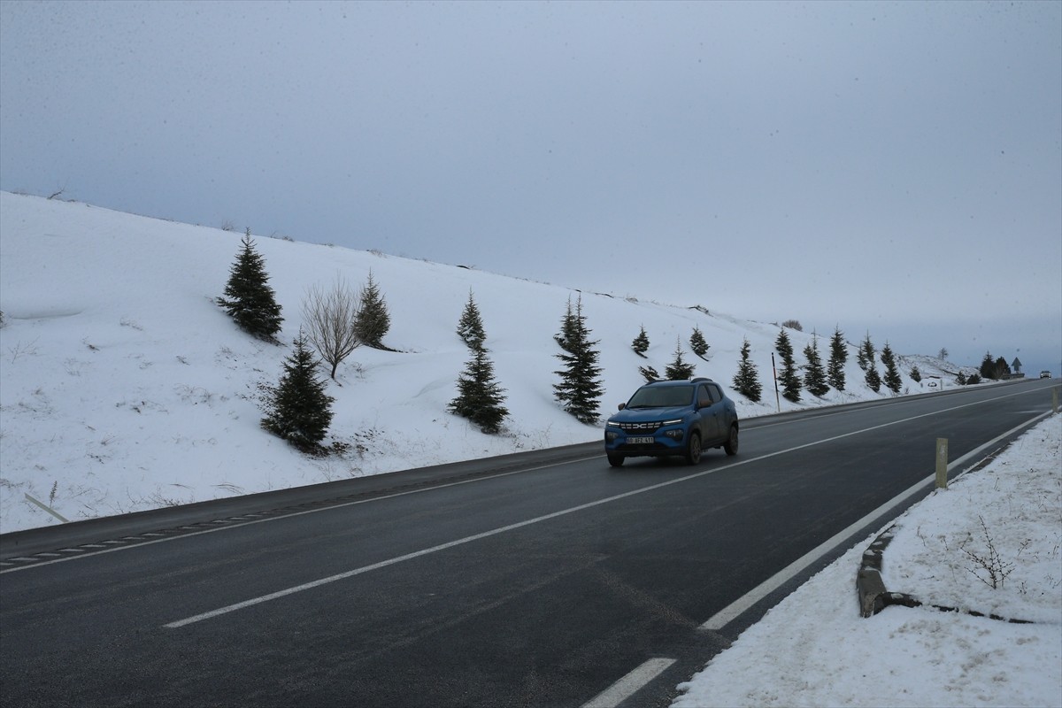 Tokat-Sivas kara yolunda kar yağışı etkili oluyor. Bölgede aralıklarla devam eden yağış sonucu...