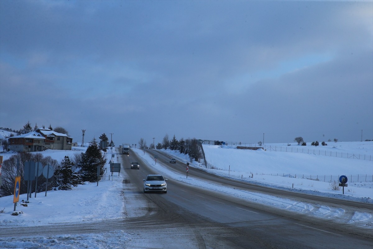 Tokat-Sivas kara yolunda kar yağışı etkisini sürdürüyor. Karayolları ekipleri, Kızıliniş ve 1650...