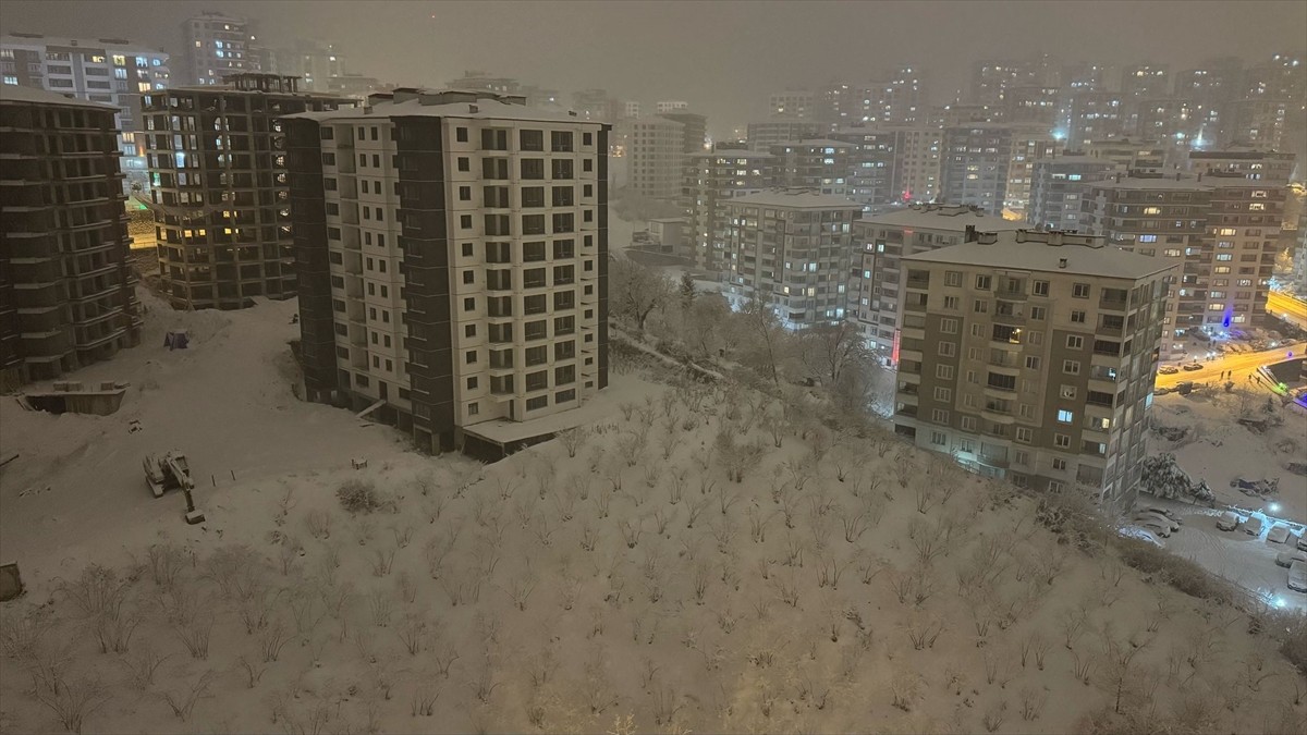 Trabzon'da akşam saatlerinde başlayan kar yağışı, sahil kesimindeki Vakfıkebir, Beşikdüzü...