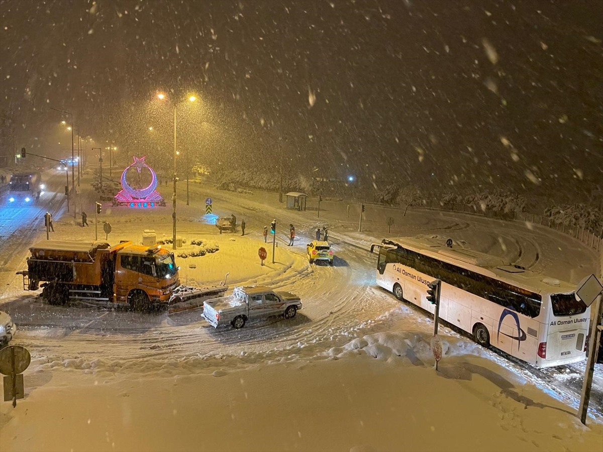 Trabzon'un Çarşıbaşı ilçesinde iki tırın çarpışması sonucu meydana gelen trafik kazasında...