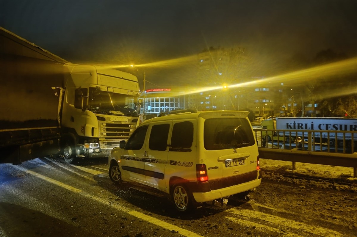 Trabzon'un Ortahisar ilçesinde 4 tır ile 3 aracın karıştığı zincirleme trafik kazasında 1 kişi...