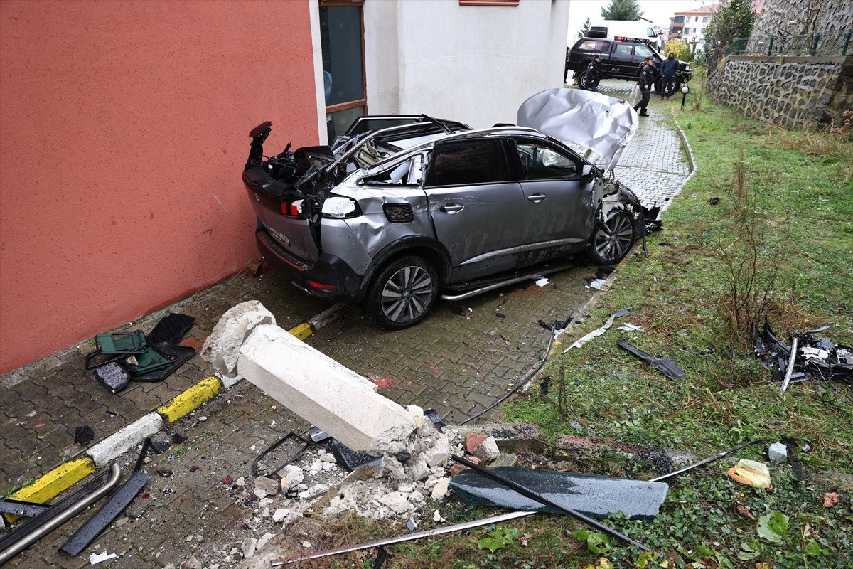 Trabzon'un Ortahisar ilçesinde site bahçesine devrilen otomobildeki anne ile oğlu yaralandı. Olay...