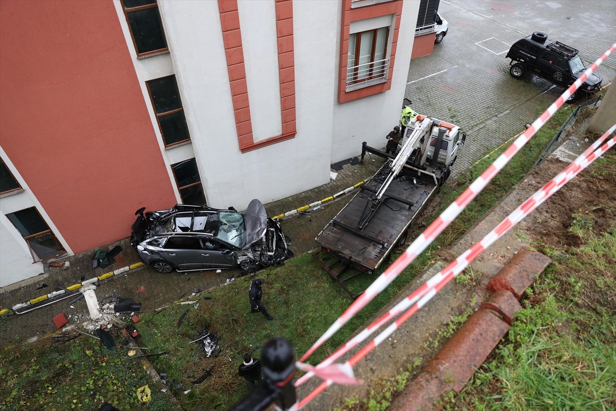 Trabzon'un Ortahisar ilçesinde site bahçesine devrilen otomobildeki anne ile oğlu yaralandı. Olay...