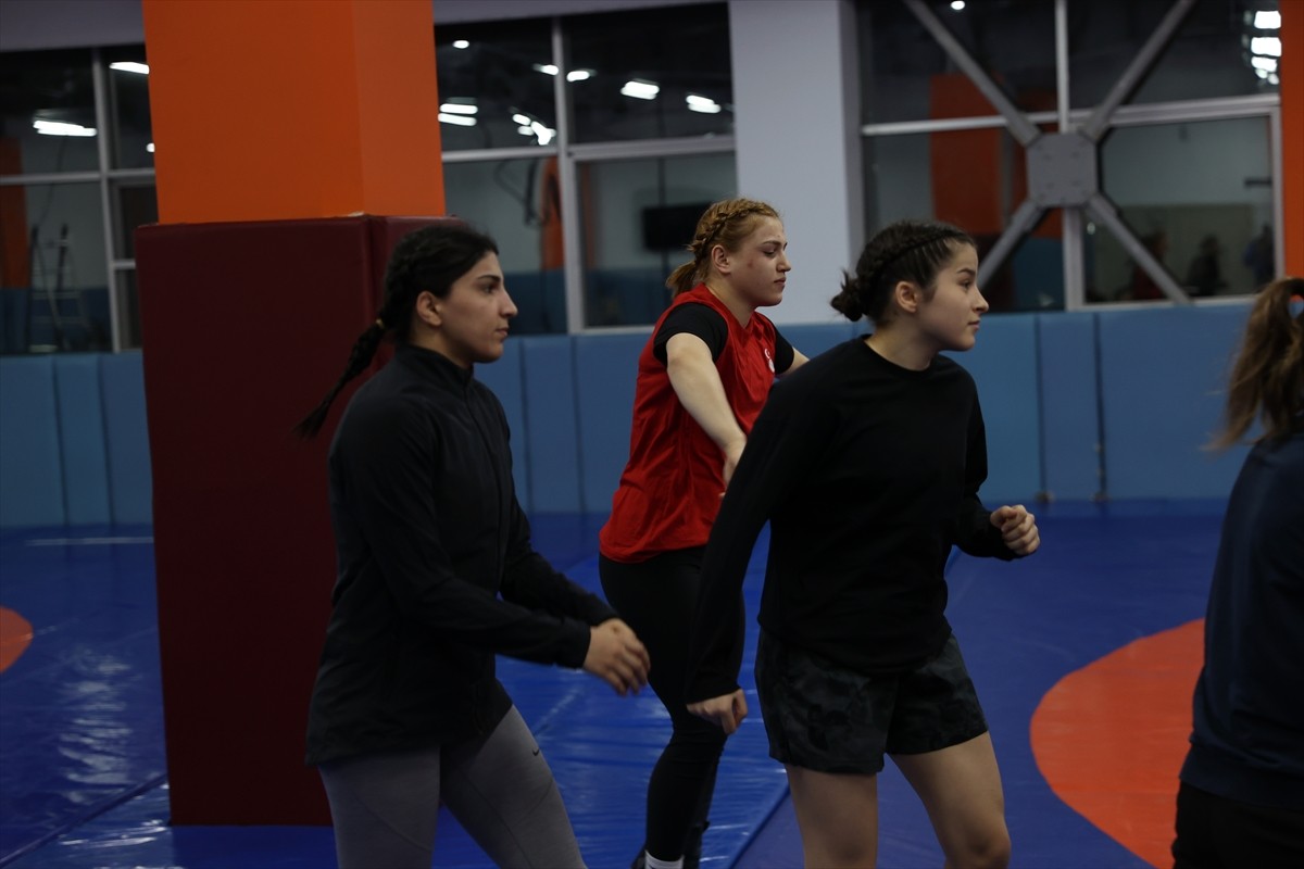 Trabzon Büyükşehir Belediyespor'un 17 yaşındaki milli sporcusu Beyza Nur Akkuş, güreşteki...