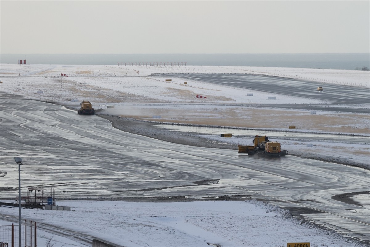 Trabzon Havalimanı'nda iptal edilen seferlerin yeniden başlaması için karla mücadele çalışmaları...