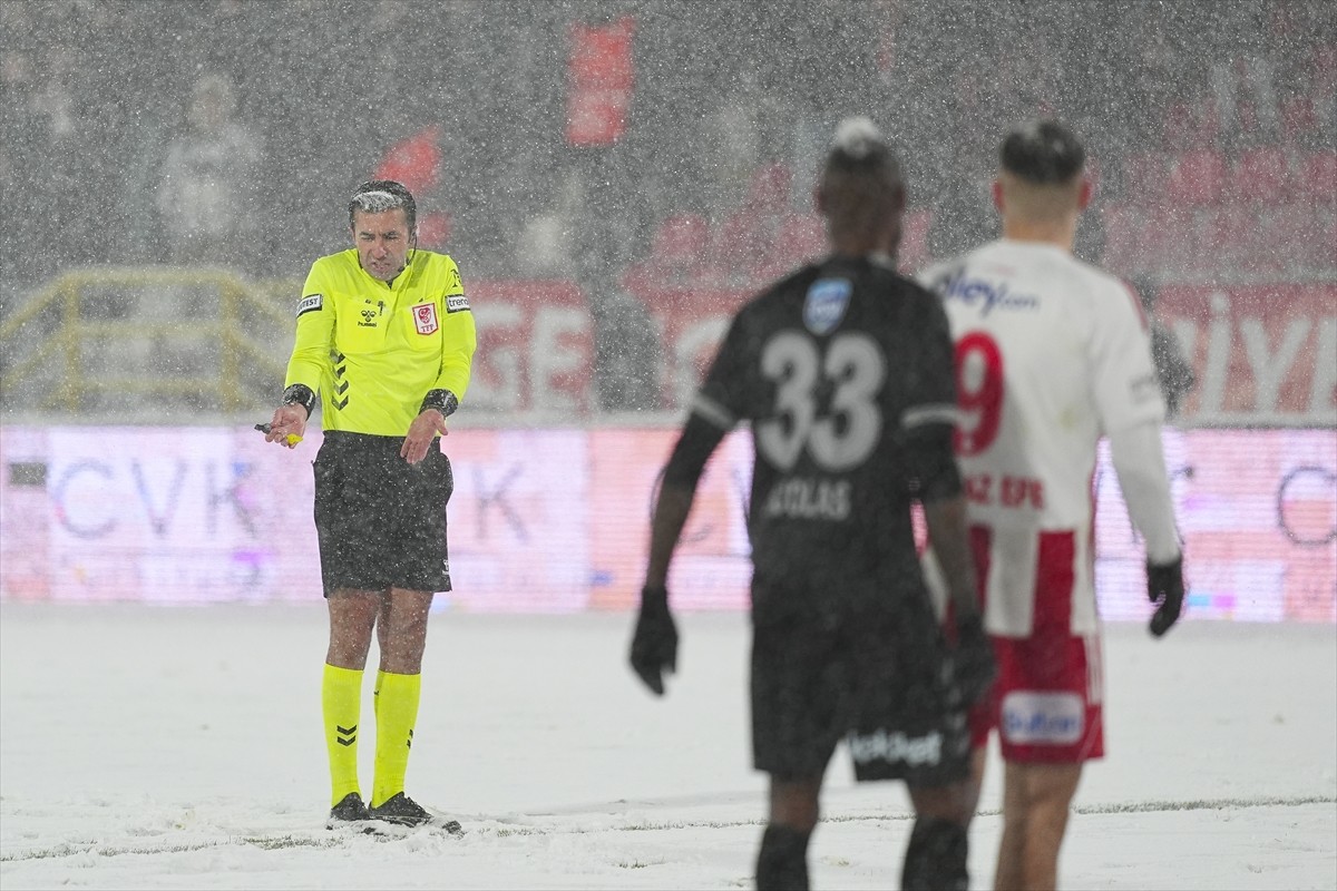 Trendyol 1. Lig'in 26. haftasında Central Hospital Ümraniyespor ile Sakaryaspor takımları Spoint...