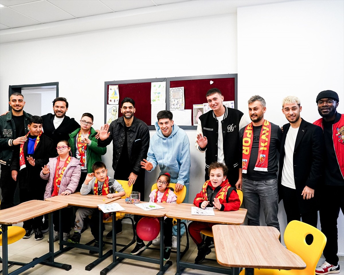 Trendyol Süper Lig ekiplerinden Bellona Kayserispor'un teknik ekibi ve futbolcular, Şehit Yiğitcan...