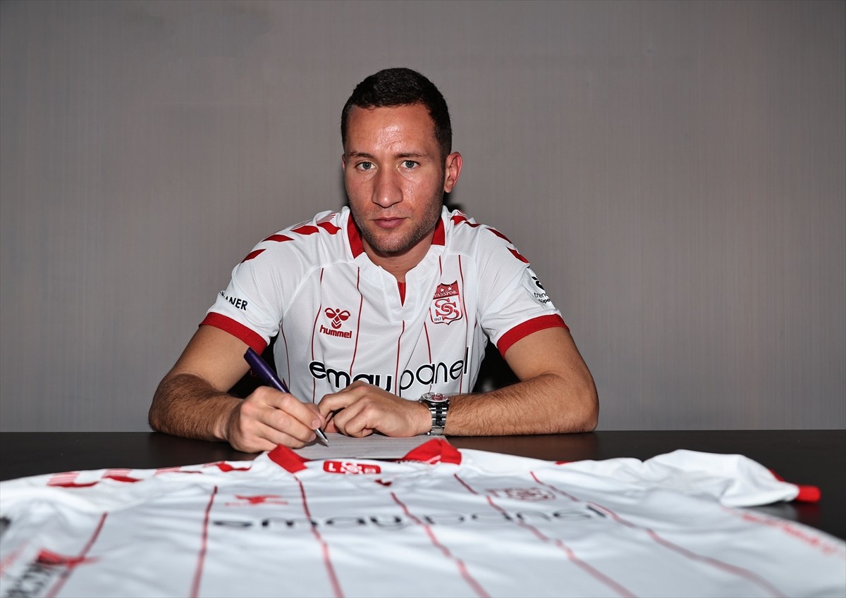 Trendyol Süper Lig ekiplerinden Net Global Sivasspor, Sırp futbolcu Veljko Simic'i renklerine...